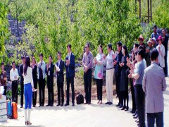 领导听取介绍高效有机肥情况